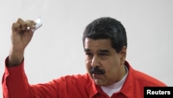 Nicolas Maduro exibe o seu voto