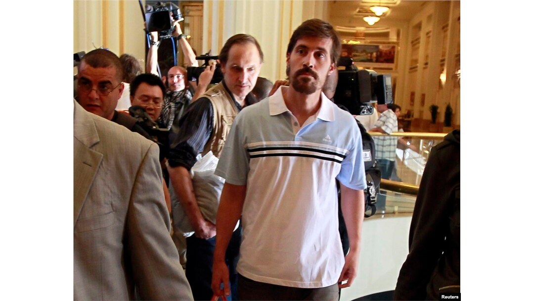 U.S. journalist James Foley (R) arrives with fellow reporter Clare Gillis (not pictured), after being released by the Libyan government, at Rixos hotel in Tripoli, May 18, 2011.