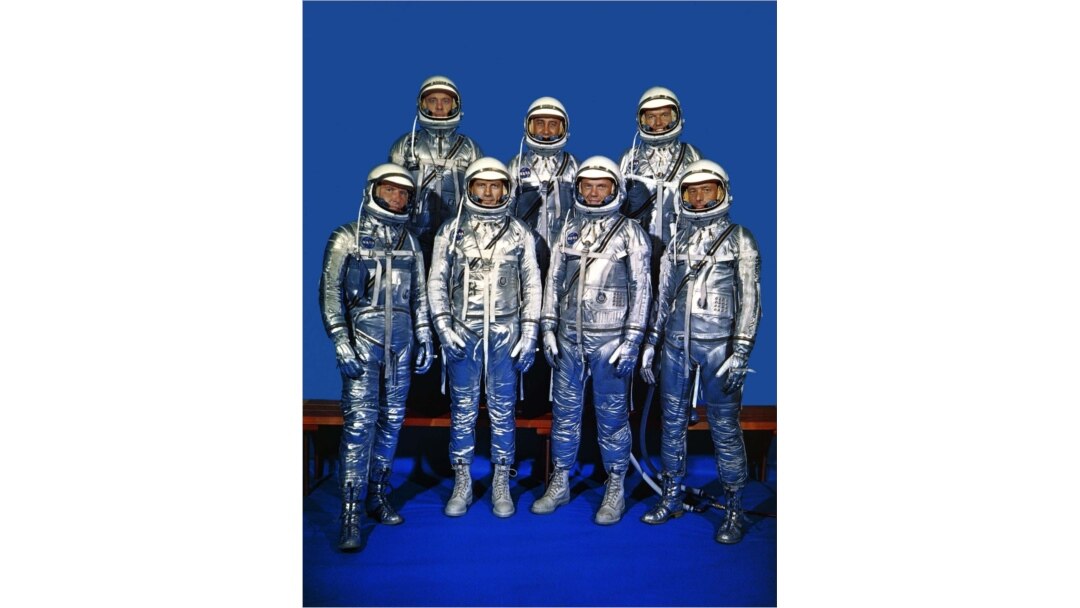 앨런 셰퍼드를 포함한 8명의 '머큐리' 우주인 팀이 미 항공우주국(NASA) 랭글리 리서치 센터에서 기념사진을 찍고 있다.