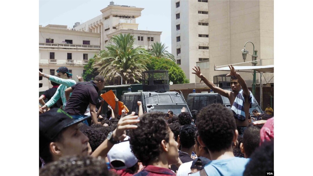 Egyptian riot police block students marching toward the Interior ministry and Parliament in Cairo, June 27, 2016. Later in the day, observers say some students were arrested after trying to force their way into Tahrir Square, the epicenter of mass protests in 2011 and 2013. (H. Elrasam/VOA)