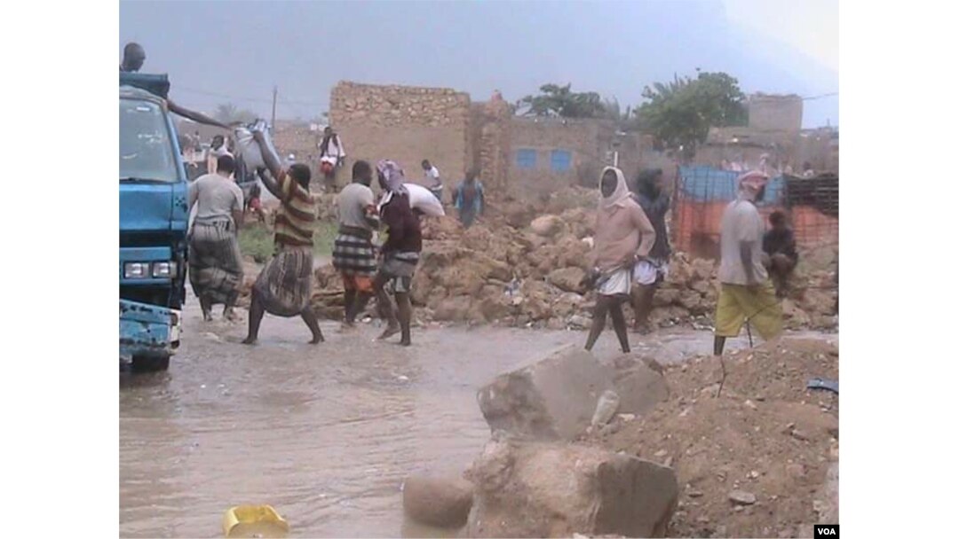 Streets were flooded after the cyclone, but after years of war and abject poverty, many locals say they are accustomed to attempting to live normally under adverse circumstances, Socotra, Yemen, Nov. 1, 2015. (R. Mohammed/VOA)