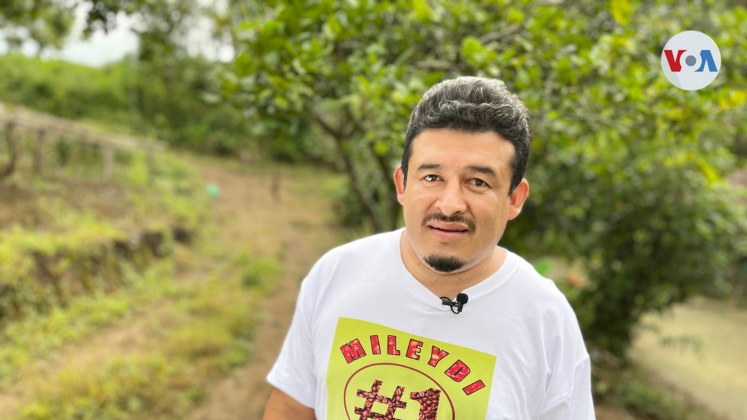 Ever Díaz, propietario de finca de Milady, en Chalatenango. [Foto: VOA/Karla Arévalo]