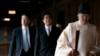 2013年12月26日日本首相安倍晋三(中)参观东京靖国神社