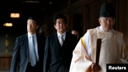2013年12月26日日本首相安倍晋三(中)参观东京靖国神社