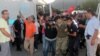 被怀疑参与未遂政变的土耳其士兵被警察押着抵达一家法院.(2016年7月17日)