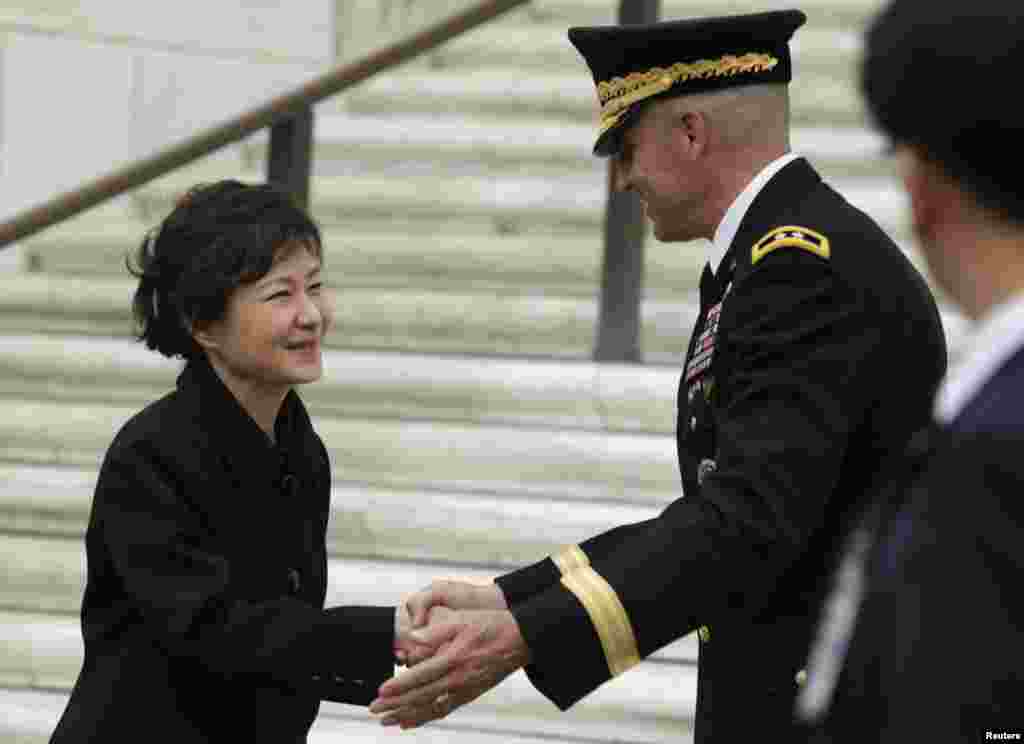 Tổng thống Park Geun-Hye chào từ biệt cuối buổi lễ đặt vòng hoa tại Nghĩa trang Quốc gia Arlington, ngày 6 tháng 5.