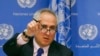 FILE - United Nations spokesman Stephane Dujarric fields questions, at U.N. headquarters, June 20, 2017.(မှတ်တမ်းဓါတ်ပုံ)