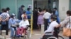 Personas enfermas acuden a la sala de emergencias del Hospital General Guasmo Sur, en Guayaquil, Ecuador.