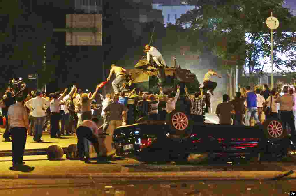 Tanks move into position as Turkish people attempt to stop them, in Ankara, Turkey, July 16, 2016. Turkey&#39;s armed forces said they &quot;fully seized control&quot; of the country and its president responded by calling on Turks to take to the streets in a show of support for the government.