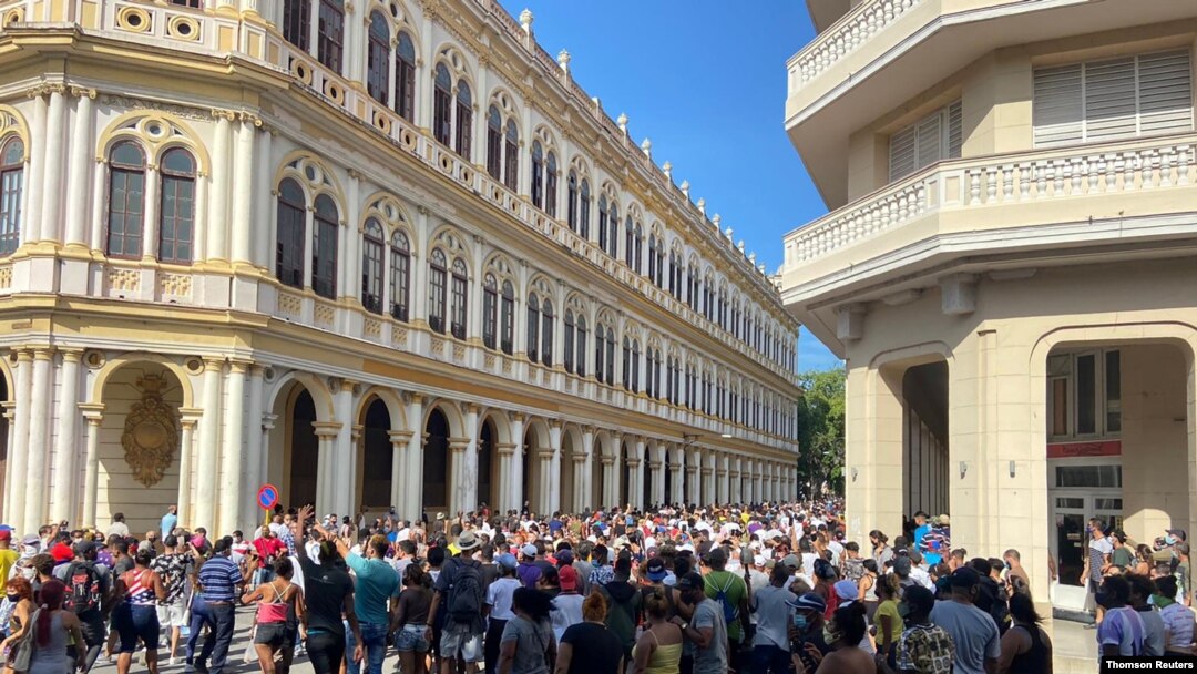 Cubanos protestas en las calles de La Habana contra el gobierno de Miguel Díaz-Canel, el domingo 11 de julio de 2021.