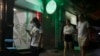 คนเดินผ่านร้านจำหน่ายกัญชา เมื่อ 10 ส.ค. 2022 ที่กรุงเทพฯ ประเทศไทย (AP Photo/Wally Santana)