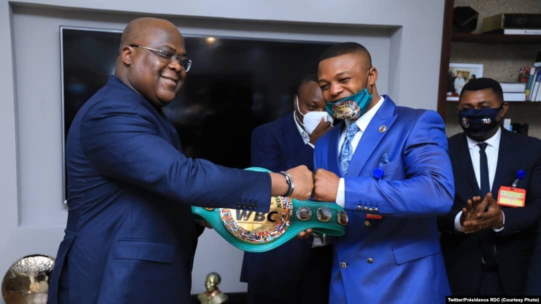 Champion du monde ya boxe lourd-léger WBC Golden, Junior Ilunga Makabu azali kolakisa président Félix Tshisekedi mokaba na ye ya molongi, na Kiinsjhasa, 7 janvier 2021. (Twitter/PrésidenceRDC)