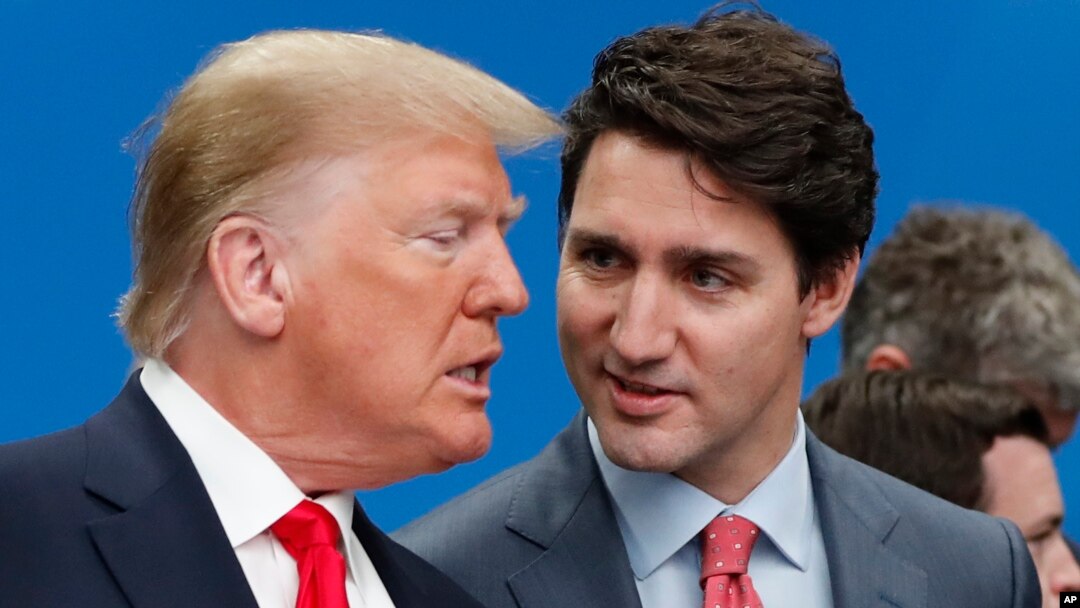 ARCHIVO - El presidente de Estados Unidos, Donald Trump, a la izquierda, y el primer ministro canadiense, Justin Trudeau, hablan antes de una mesa redonda de la OTAN en el hotel y resort The Grove en Watford, Hertfordshire, Inglaterra, el 4 de diciembre de 2019.