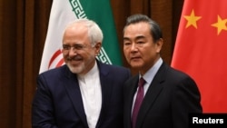 Ngoại trưởng Iran Mohammad Javad Zarif (trái) và Ngoại trưởng Trung Quốc Vương Nghị.