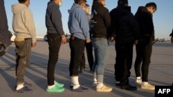 Фото опубліковане Міністерством оборони США - нелегальні мігранти при посадці на літак C-17 Globemaster III у Форт-Блісс, штат Техас, 23 січня 2025 року. AFP/ DVIDS / Department of Defense / US Army Sgt. 1st Class Nicholas J. De La Pena