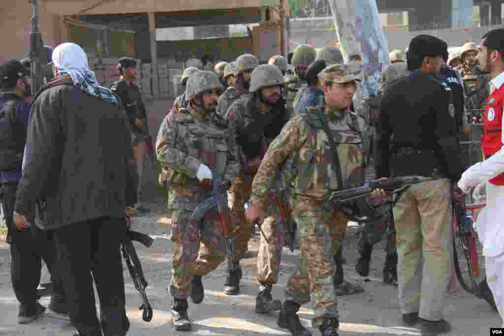 حملہ آوروں کی تعداد تین سے چار تھی جن میں سے دو خودکش بمبار تھے۔
