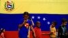 Niños juegan frente a la bandera de Venezuela en Caracas, Venezuela. Setiembre 7, 2019. Foto: REUTERS.