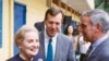 Ngoại trưởng Hoa Kỳ Madeleine Albright, Viên chức Chính trị Ted Osius và Đại sứ Pete Peterson, tháng 6/1997. Hình minh họa.