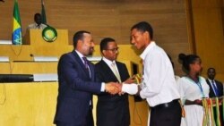 ባለባትሪ ጫማ የፈለሰፈ ወጣት ኢትዮጵያዊ