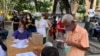 Ciudadanos salen a las calles para participar en la consulta popular, en Caracas,el 12 de julio de 2020. [Foto: VOA/Luisana Solano]