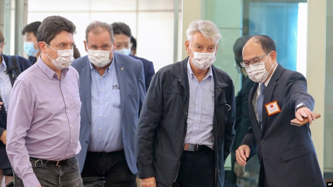 알랭 리샤르(오른쪽 두번째) 의원 등 프랑스 상원의원단이 지난 6일 타오위안 국제공항을 통해 타이완에 도착하고 있다.
