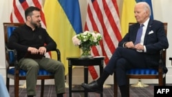 Президенти України Володимир Зеленський і США Джо Байден, Париж, 7 червня 2024. SAUL LOEB / AFP