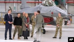 Ілюстративне фото. Прем’єр-міністр Бельгії Александр ДеКроо, президент України Володимир Зеленський і міністерка оборони Бельгії Людивін Дедондер під час брифінгу щодо F-16 у військовому аеропорту Мелсбрук у Брюсселі, 28 травня 2024. Фото: AP Photo/Virginia Mayo