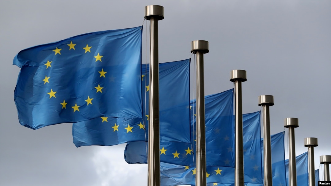 Las banderas de la UE ondean frente a la sede de la Comisión Europea en Bruselas, el 2 de octubre de 2019. [Foto: Reuters]