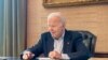 Президент США Джо Байден, який мав позитивний результат на COVID-19, працює за своїм столом у резиденції Білого дому. Фото надано Білим домом через Reuters. 