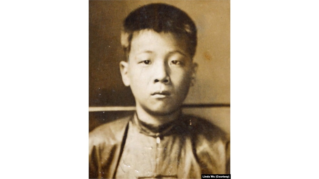 Born in the U.S. in 1920, Albert Gee went to China with his mother and brothers after his father died in 1927. He returned to the U.S. a few years later and eventually found success as a restaurateur in Houston, Texas.
