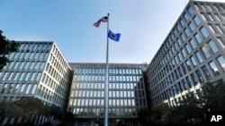 美国政府人事管理局(Office of Personnel Management)大楼。2015年，中国黑客侵入这里电脑系统，盗取了几百万美国联邦政府雇员的身份信息。有关官员和专家担心这些数据可以为日后很多年的间谍招募提供某种路线图。