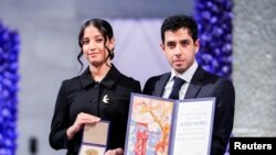 Kiana dhe Ali Rahmani, fëmijët e aktivistes së burgosur Narges Mohammadi, duke tërhequr çmimin në emër të saj, në Oslo të Norvegjisë. 10 dhjetor 2023.