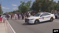 Esta toma de video muestra a la policía en el sitio de un tiroteo en una tienda de Jacksonville, Florida, el 26 de agosto de 2023.