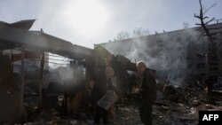 Атака по житлових будинках Добропілля Донецької області вбила щонайменше 11 людей та поранила десятки, 8 березня 2025 року. Tetiana DZHAFAROVA/AFP
