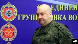 Ukrayna'daki Rus kuvvetlerinin komutan yardımcısı General Sergey Surovikin, 17 Aralık 2022'de Rusya'da bilinmeyen bir yerde, Ukrayna'daki askeri operasyonlarda yer alan Rus silahlı kuvvetlerinin ortak karargahını ziyaret ediyor
