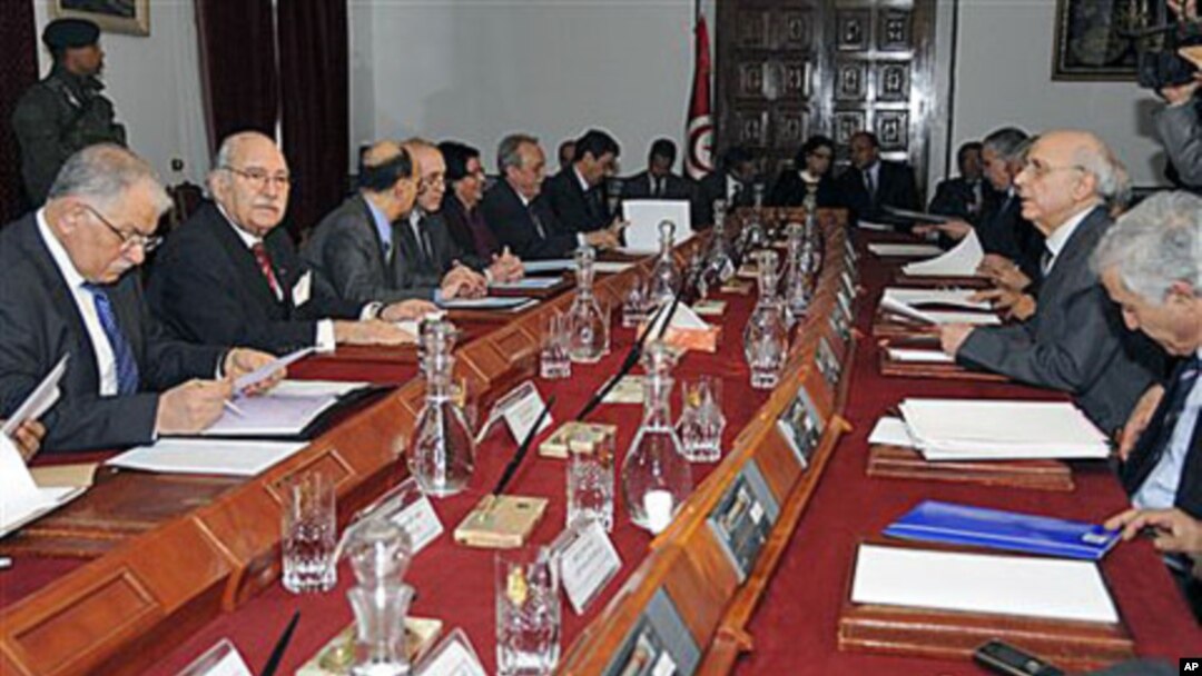 Shugaban kasar Tunisiya Fouad Mebazaa, na biyu a hagu, yana jagorantar zaman majalisar zartaswar kasar na farko bayan tsarewar Ben Ali, 20 Jan 2011