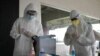Trabajadores de la salud se preparan para tomar muestras de hisopos nasales para detectar COVID-19 en Caracas, Venezuela. Septiembre 19, 2020.