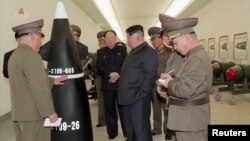 Lãnh tụ Triều Tiên Kim Jong Un kiểm tra đầu đạn hạt nhân ở một địa điểm bí mật.