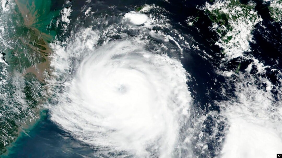 태풍 바비가 한국 제주도 해상을 통과하는 모습을 담은 위성사진을 미국 항공우주국이(NASA) 지난 25일 공개했다. 