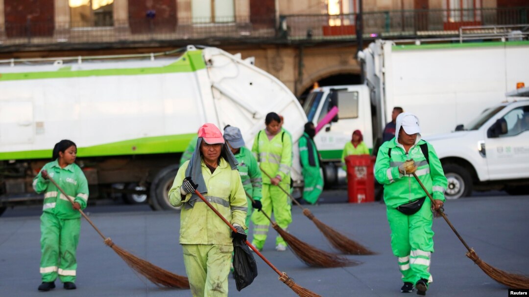 Operarias de limpieza barren la plaza del Zócalo, en Ciudad de México, el 9 de marzo de 2020.