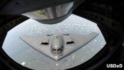 Стелс-бомбардувальник попередньої генерації "B-2 Spirit" під час дозаправки у повітрі.