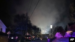 Dim iznad kuće nakon eksplozije (Foto: AP/Matthew Barakat)