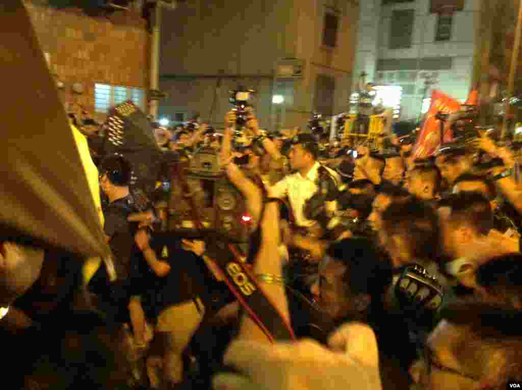 8点半左右,示威者手举雨伞再次冲击警方防线,警方则狂喷辣椒喷剂还击。警方调派大批警员增援,并将配备防暴头盔的警员派至一线与示威者对峙。警方不断呼吁示威者保持冷静,不要冲击警方防线,要求示威者尽快离开。