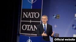 Єнс Столтенберґ на прес-конференції у штаб-квартирі НАТО 24 травня, 2017 р.