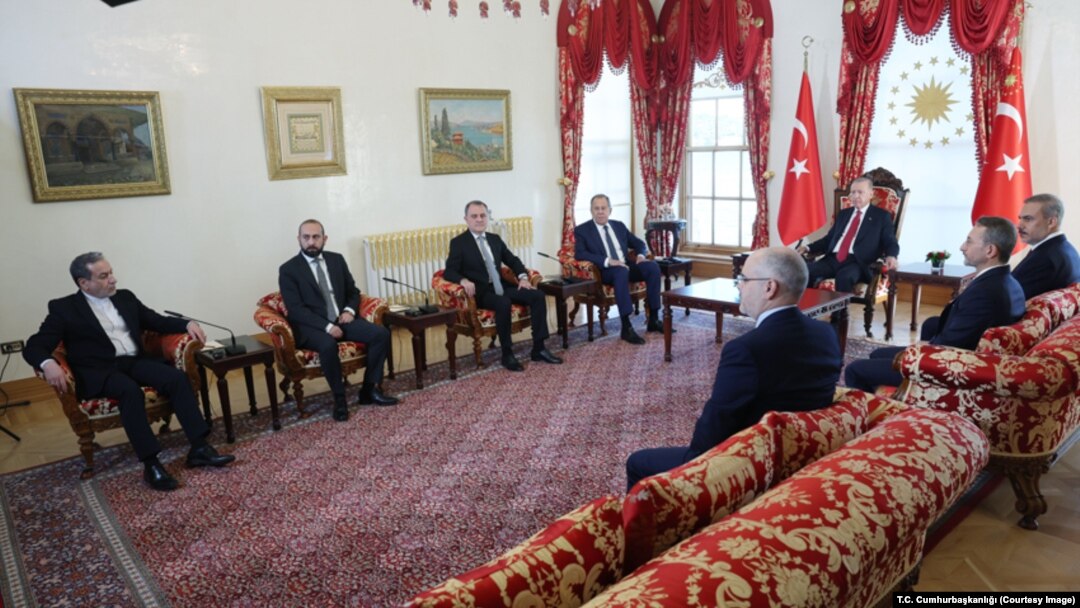 Cumhurbaşkanı Erdoğan, İstanbul'da Azerbaycan, Ermenistan, İran ve Rusya dışişleri bakanlarını kabul etti. 