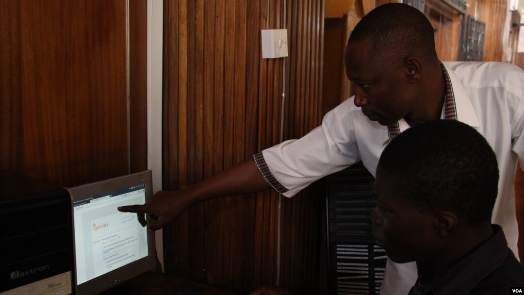 A computer instructor at Ahmadu Belo University in Zaria, Northern Nigeria takes first year student of archeology through the use of eGranary offline digital library use. The educational material is available to students at no cost, whether there is Inter