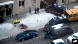 На місці вбивства російського генерал-лейтенанта Ігоря Кириллова та його помічника майора Іллі Полікарпова працюють слідчі 17 грудня 2024 року. Фото: AP
