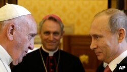 Папа Римський Франциск під час зустрічі з президентом Росії Володимиром Путіним. Ватикан, 10 червня 2015 року