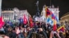 约三百名示威者在2月3日星期四晚上在伦敦市内的皮加地利广场（Piccadilly Circus）举行抗议.(摄影：May James) 