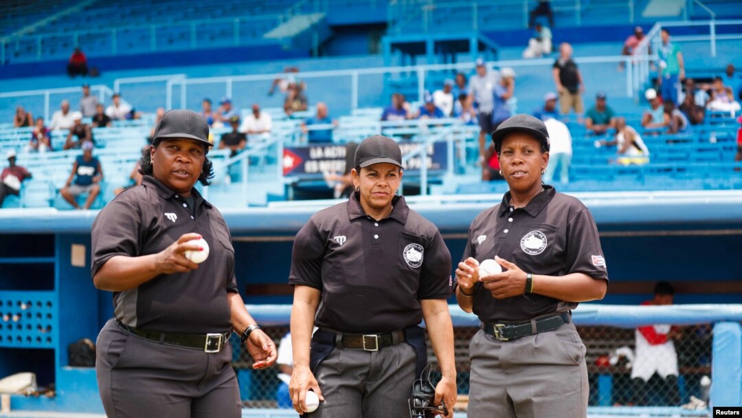 Janet Moreno, Yalili Acosta y Miroslava Cumbá, parte de un equipo cubano femenino de árbitros, antes de un partido de béisbol en el Estadio Latinoamericano de La Habana, Cuba, el 29 de mayo de 2023.